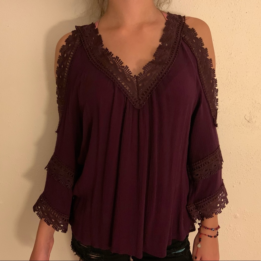 Slit shoulders top